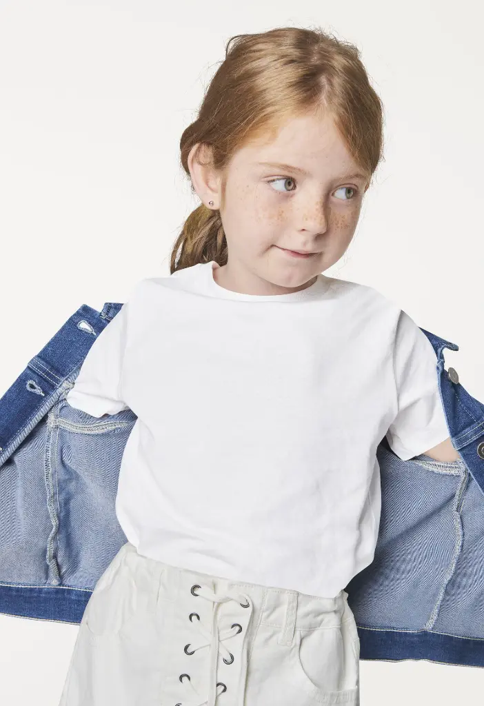 t-shirt-blanc-et-veste-en-jean-fille.webp