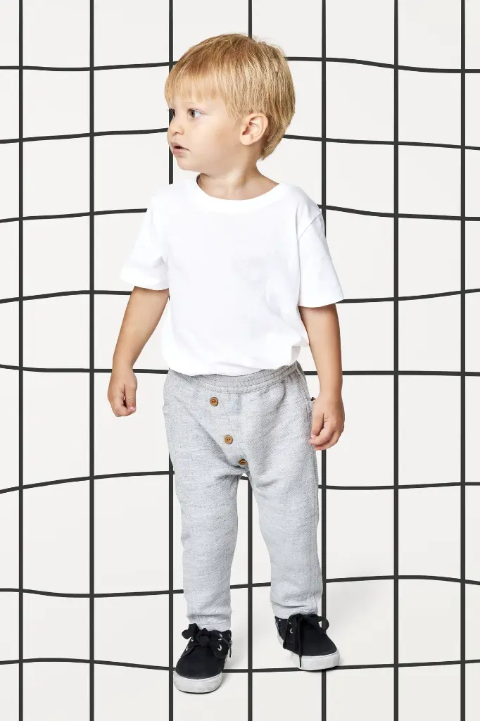t-shirt-enfant-blond-avec-pantalon-de-survetement.webp